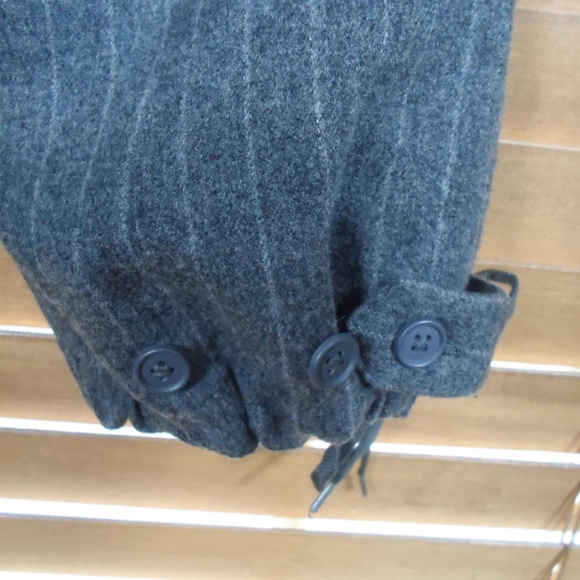 Gap Gray/White Pin Stripe Drawstring Capri Pants - Picture 6 of 8